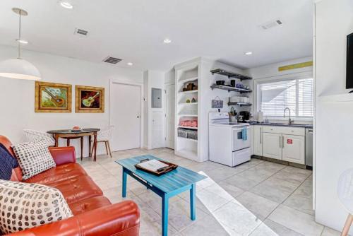 Ocean Cay Maison | Coastal Cottage 214 - Large Ocean View Deck - Gas Grill