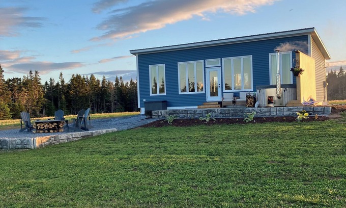 Gardner Creek Cottage | Coastal Cottage with panoramic coastal views of the awe inspiring Bay of Fundy