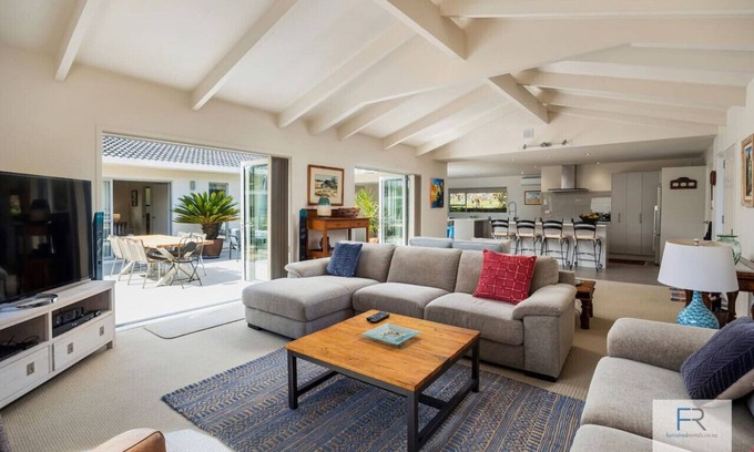 Torbay Maison | Coastal Courtyard Paradise