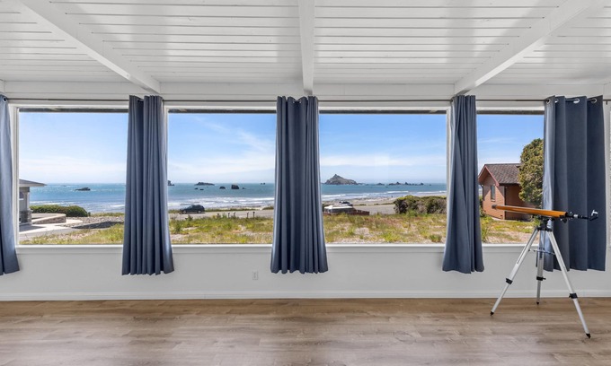 Crescent City North Cottage | Coastal Cove Beach Bungalow! Promenades sur la plage, observation des baleines, Agate Chasse & More!