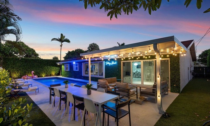 Tropic Palms Maison | Coastal Delray 🌊 Chill Out Hideaway Lush Vibes🌴 by the Poolside 4BD Sweet Spot