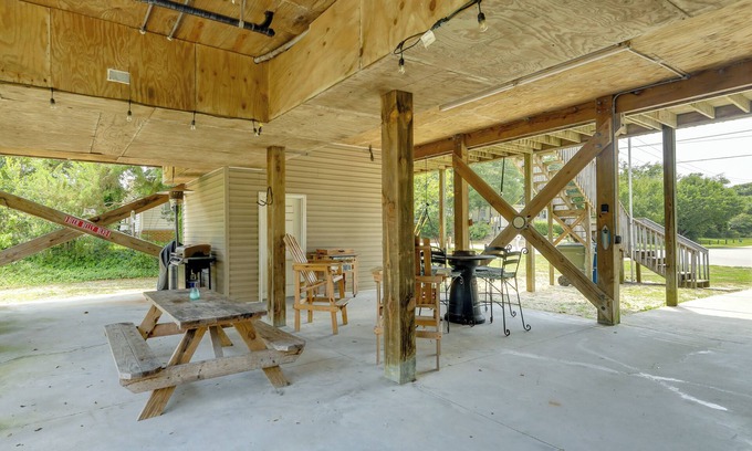 Emerald Isle Cottage | Coastal Emerald Isle Retreat w/ Deck & Grill!