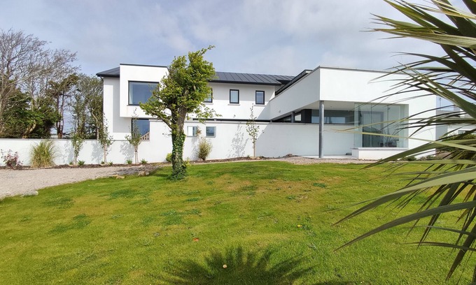 Baile na hAbhann Maison | Coastal family friendly home w/sea views & hot tub