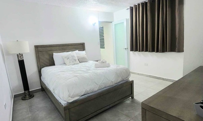 Levittown Appartement | Coastal Getaway: Steps from Shops, Dining & A Mile to the Sands