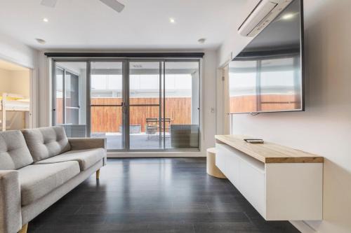 Bonbeach Maison | Coastal Getaway with Parking and Steps from the Beach