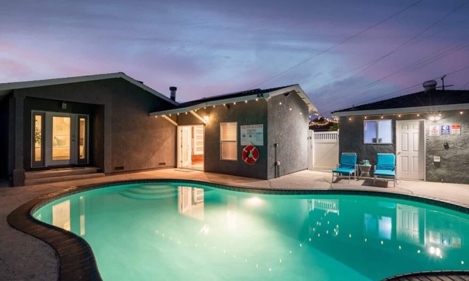 Harbor Maison | Dreamy Lagoon| Heated Pool| Games| Close to Airport