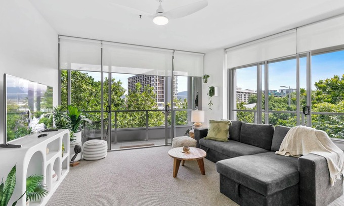 Cairns Central Business District Appartement | Coastal lights - Pool, Gym & Parking@HarbourLights