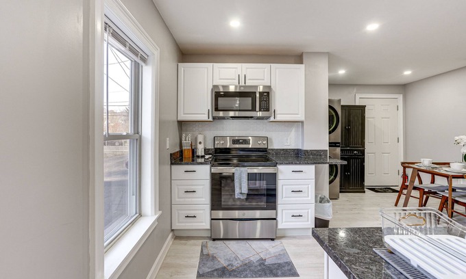 Lynn Maison | Coastal Lynn Escape w/Fireplace: 3 Mi to Beaches