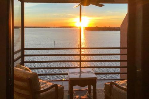 Marco Island Appartement | Coastal Marco Island Condo with Club Amenities!
