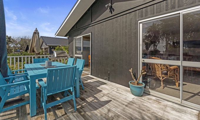 Papamoa Beach Maison | Coastal Oasis - Papamoa Beach Holiday Home