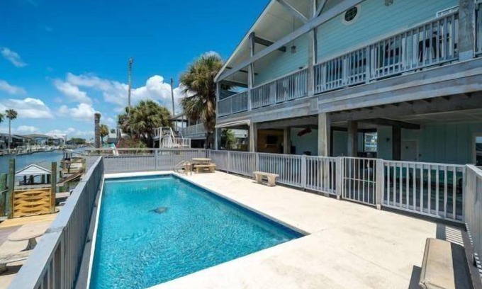 City-by-the Sea Maison | Coastal Paradise | Private Pool + Dock!