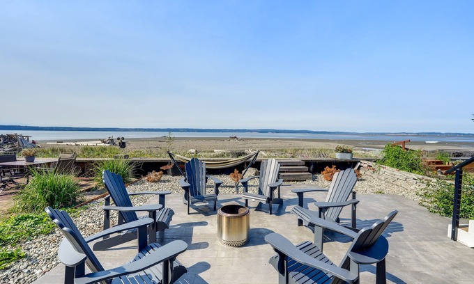 Warm Beach Maison | Coastal PNW Home on Swimmable Beach w/ Hot Tub!