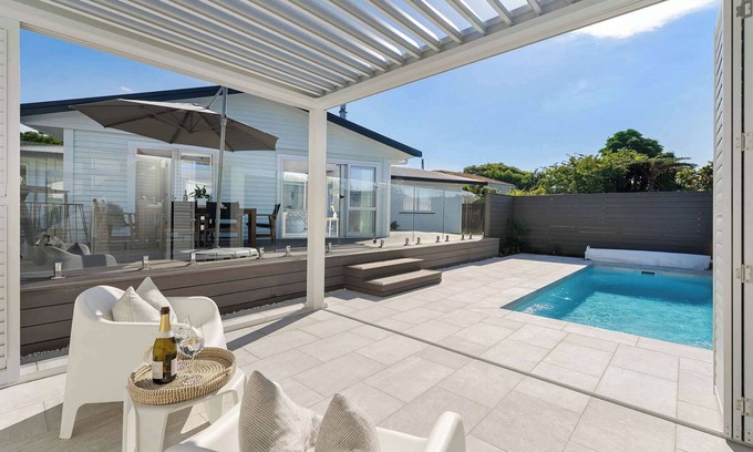 Mount Maunganui Maison | Coastal Retreat - Poolside Mt Maunganui