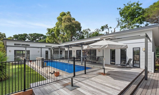 Wallington Maison | Coastal Rural Retreat with luxury swimming pool, golf putting green,pet friendly