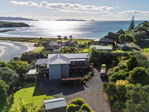 Te Tii Maison | Coastal Serenity - Tapuaetahi Beach Escape