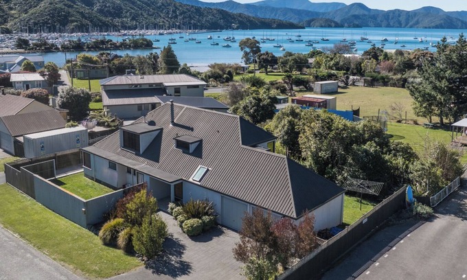 Waikawa Bay Maison | Coastal Sound - Waikawa Holiday Home