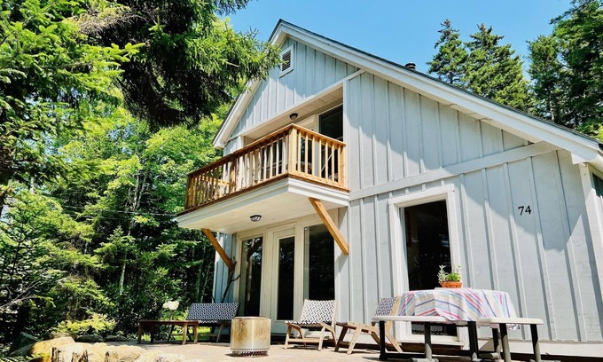 Spruce Head Maison | Coastal Spruce Head Retreat dog friendly & near restaurants, stores, activities.