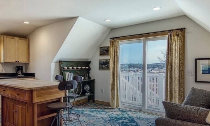 Winter Harbor Appartement | Coastal View 1 Bedroom Apartment with Private Balcony in Winter Harbor, Maine