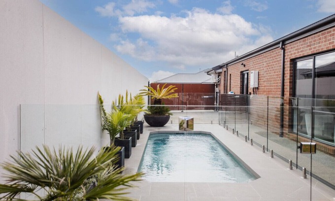 Armstrong Creek Maison | Coasty- Sleeps 8, Heated Pool, Cinema Room, Aircon, Parking