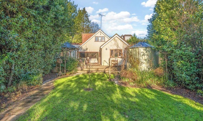 Cobham Maison | Cobham Home with Annex - Sleeps 6 - bbq & fire pit