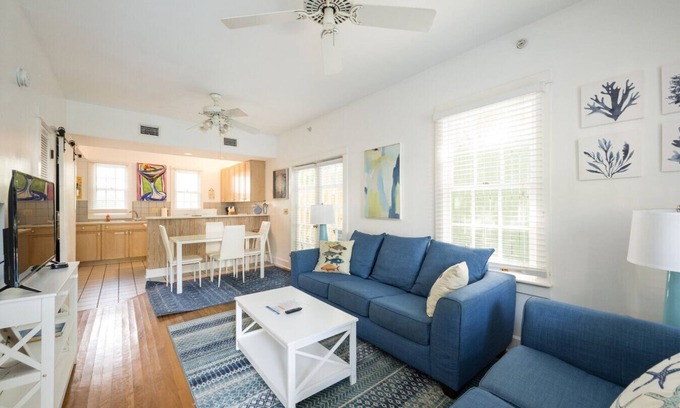 White Street Gallery District Maison | Coco's Poolside Retreat