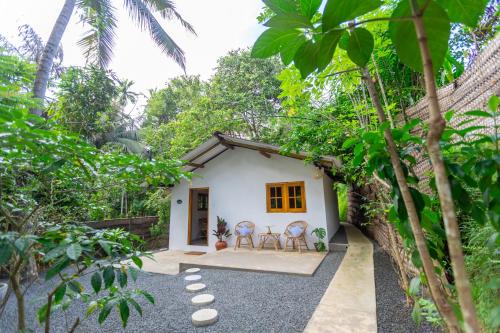 Dickwella Maison | Coconut Cabin - Hiriketiya Beach
