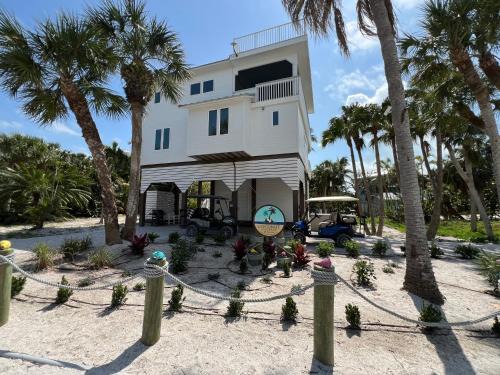 Jose's Hideaway Maison | Coconut Castaway - Ocean Views, Walk to Beach, Golf Cart, Club Pool