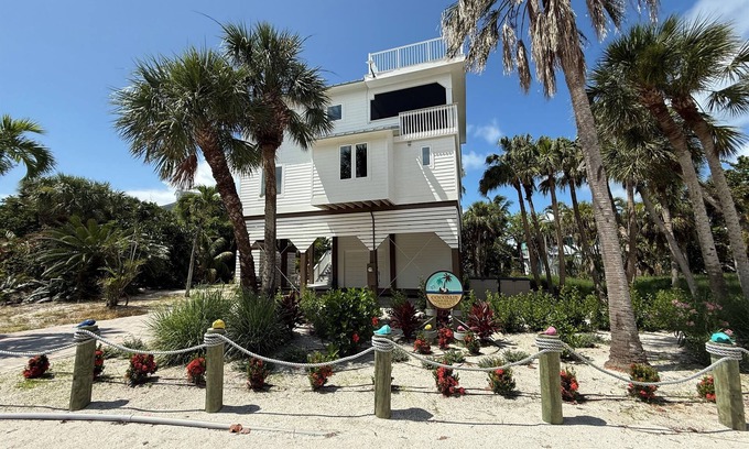 Jose's Hideaway Maison | Coconut Castaway-Ocean Views, Golf Cart, Club Pool, Walk to Beach