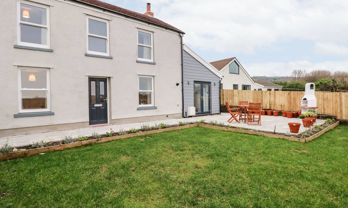 Burry Port Cottage | Coeden Bach, BURRY PORT