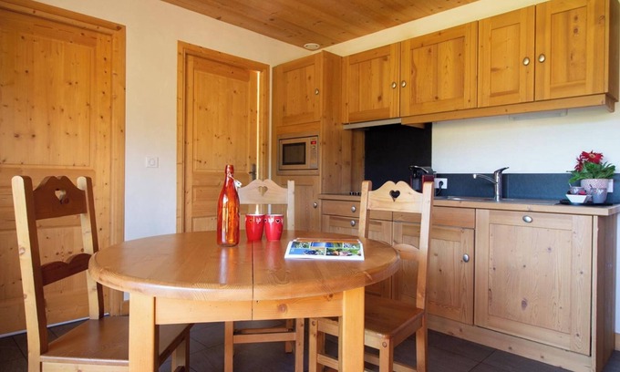 Taninges Cottage | Appartement dans gîte avec piscine intérieur chauffée et espace détente