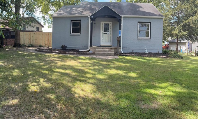 Galt Maison | Colleens 2-bedroom house in Rock Falls with AC, WiFi.