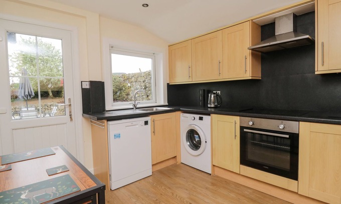Dunscore Cottage | COLLIESTON COTTAGE, pet friendly, with hot tub in Dumfries