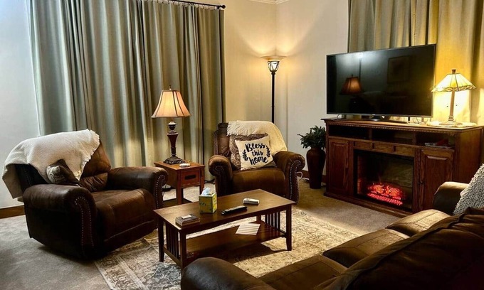 Hastings Appartement | Collosal Craftsman-4 BR, 9 Beds-Sleeps 1 to 14!
