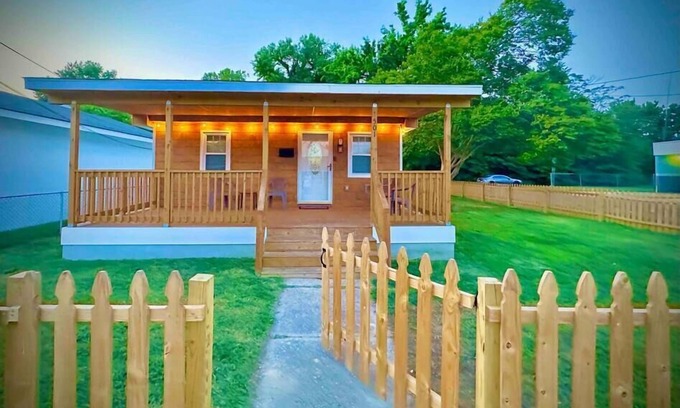 Issue Maison | Colonial Beach Cottage, 7 minutes walk to beach!