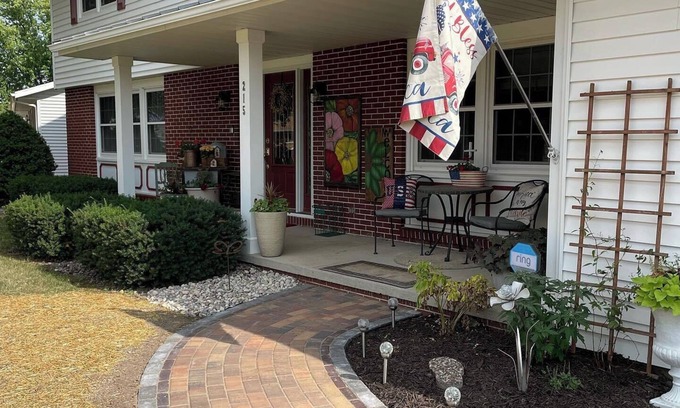 Waupun Maison | Colonial Home on Quiet Cul-de-sac/30 min from EAA/75 min from Lambeau