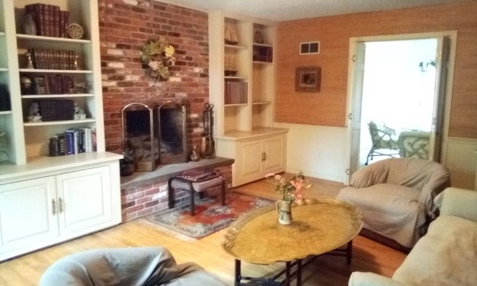Brookfield Maison | Colonial in the historical center of town