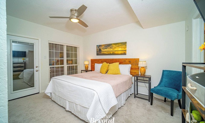 Highland Lake Estates Copropriété | Color Pop by the Pool