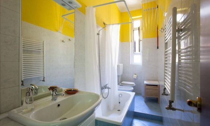 Portello Appartement | Colorful apt in Milano