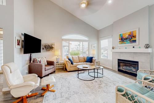 Townhomes On Coral Reef Maison | Colorful Casa