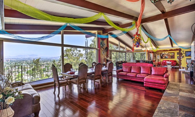 Mount Helix Maison | Colorful El Cajon Gem: Deck, Garden & Valley Views