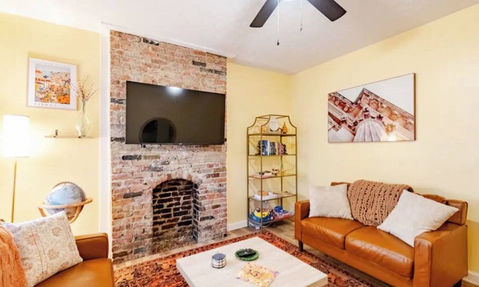 Merion Village Maison | Charming Townhouse Near Downtown - Designed for Mid-Term Renting