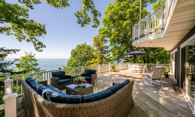 Shorewood-Tower Hills-Harbert Maison | Spacieuse maison sur les rives du lac Michigan avec plage privée!