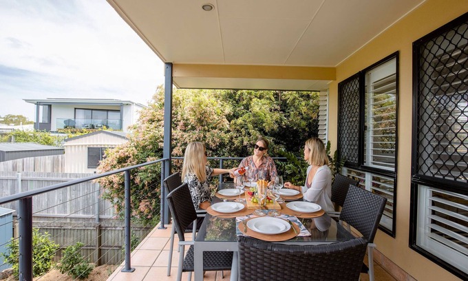 Shelly Beach Maison | Colourful Shelly Beach Townhouse + Pet-friendly