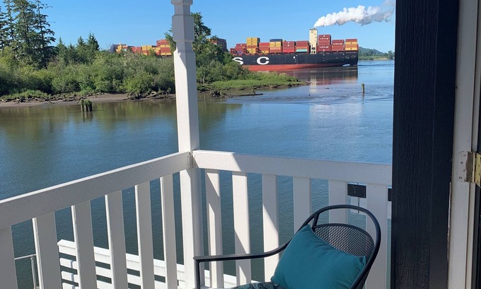 Skamokawa Copropriété | Columbia River Sunsets - spacious riverfront condo with spectacular views.