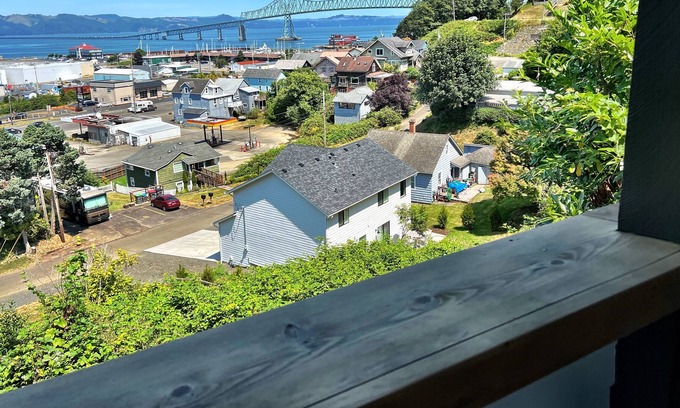 Astoria Maison | Columbia River View Bungalow 'Miss Esteri'