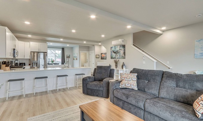 Hammond Maison | Columbia River Views: Spacious Hammond Getaway!