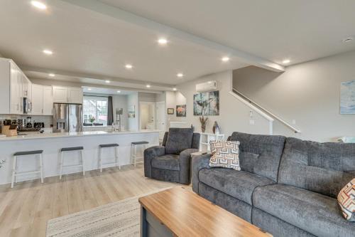 Hammond Maison | Columbia River Views Spacious Hammond Getaway!