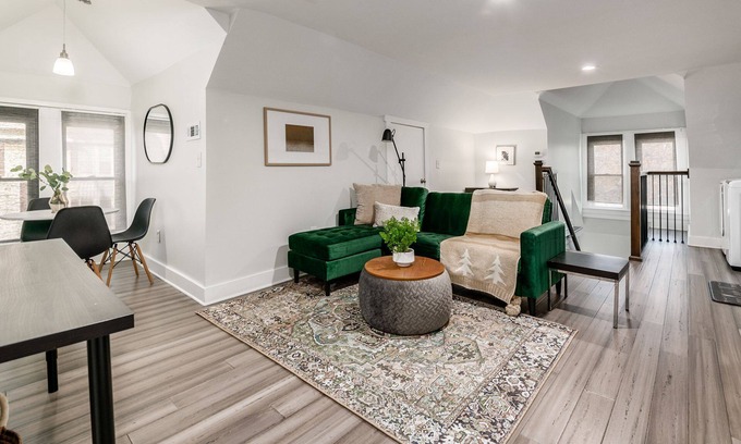 Old North Columbus Appartement | Columbus Getaway! Stylish Apartment!