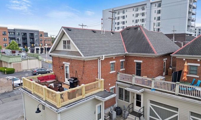 Victorian Village Maison | Combined 2 homes-9BR/8 BTH, 25 beds Best Location. Perfect for Large Groups