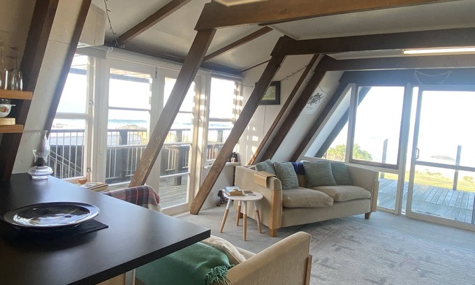 Clutha District Maison | Come and Relax in our Comfortable Crib With Spectacular sea Views